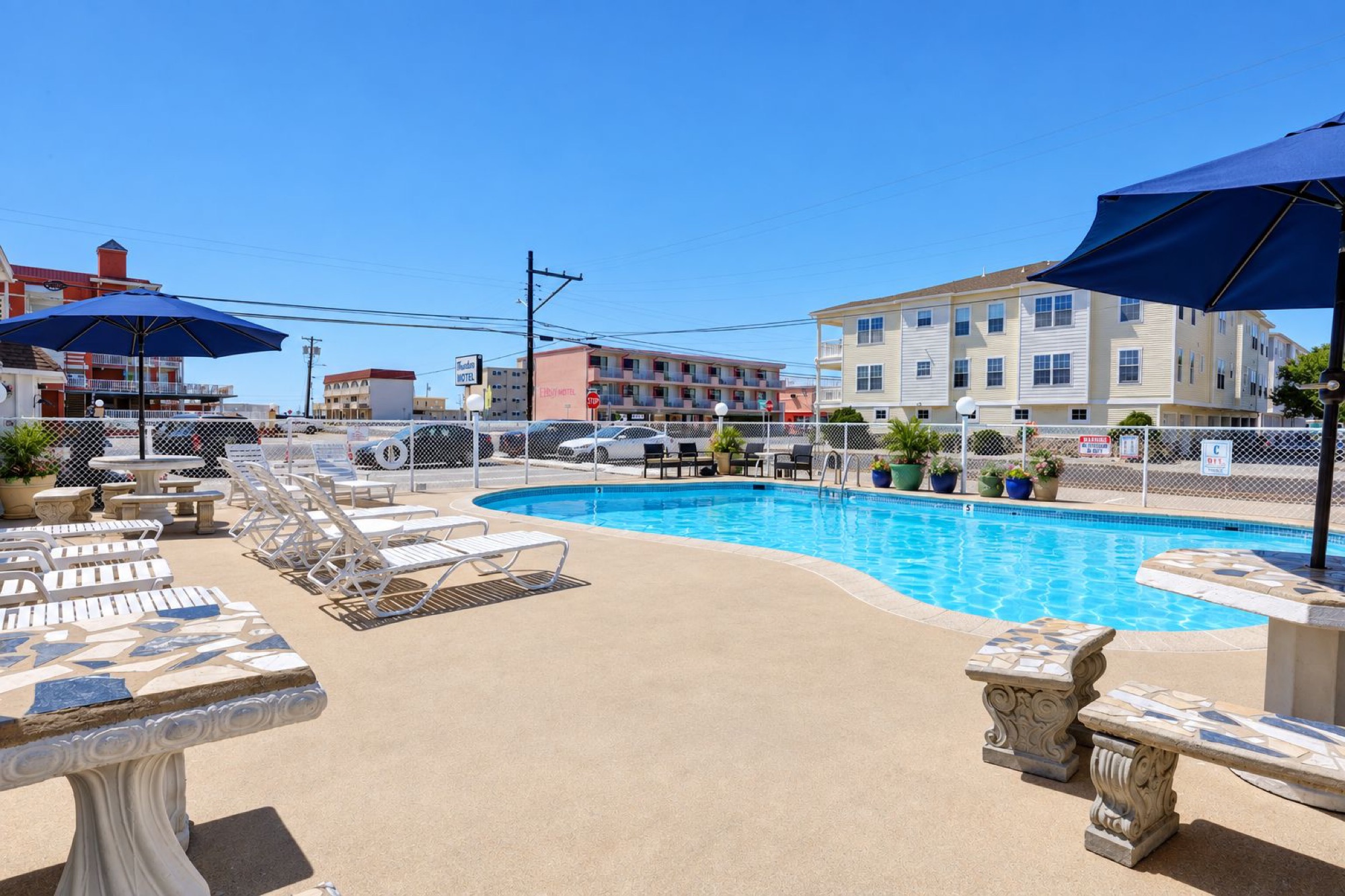 The Fountain Motel pool and sundeck